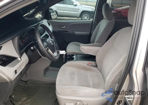 2017 Toyota Sienna Le z USA, uszkodzony, nr VIN 5TDKZ3DC2HS880969